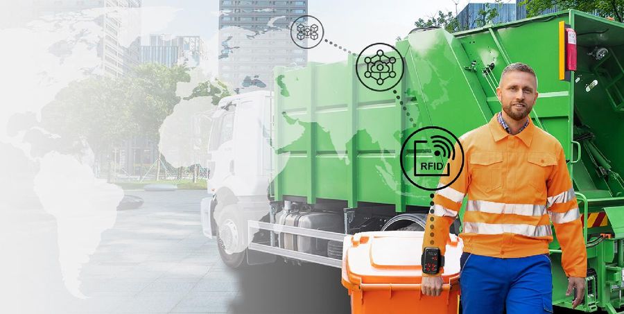 Operatore ecologico con lettore RFID indossabile durante la raccolta porta a porta