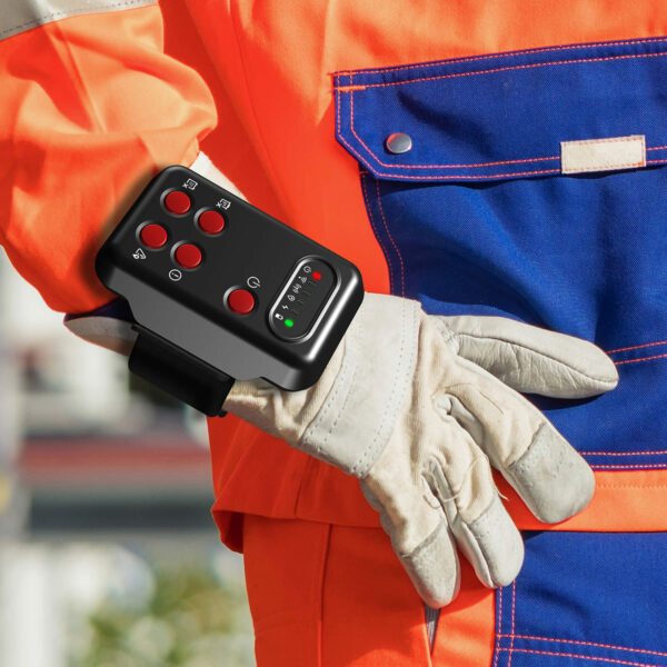 Lettore RFID Wearable Discovery Mobile 3.0 indossato dall'operatore ecologico